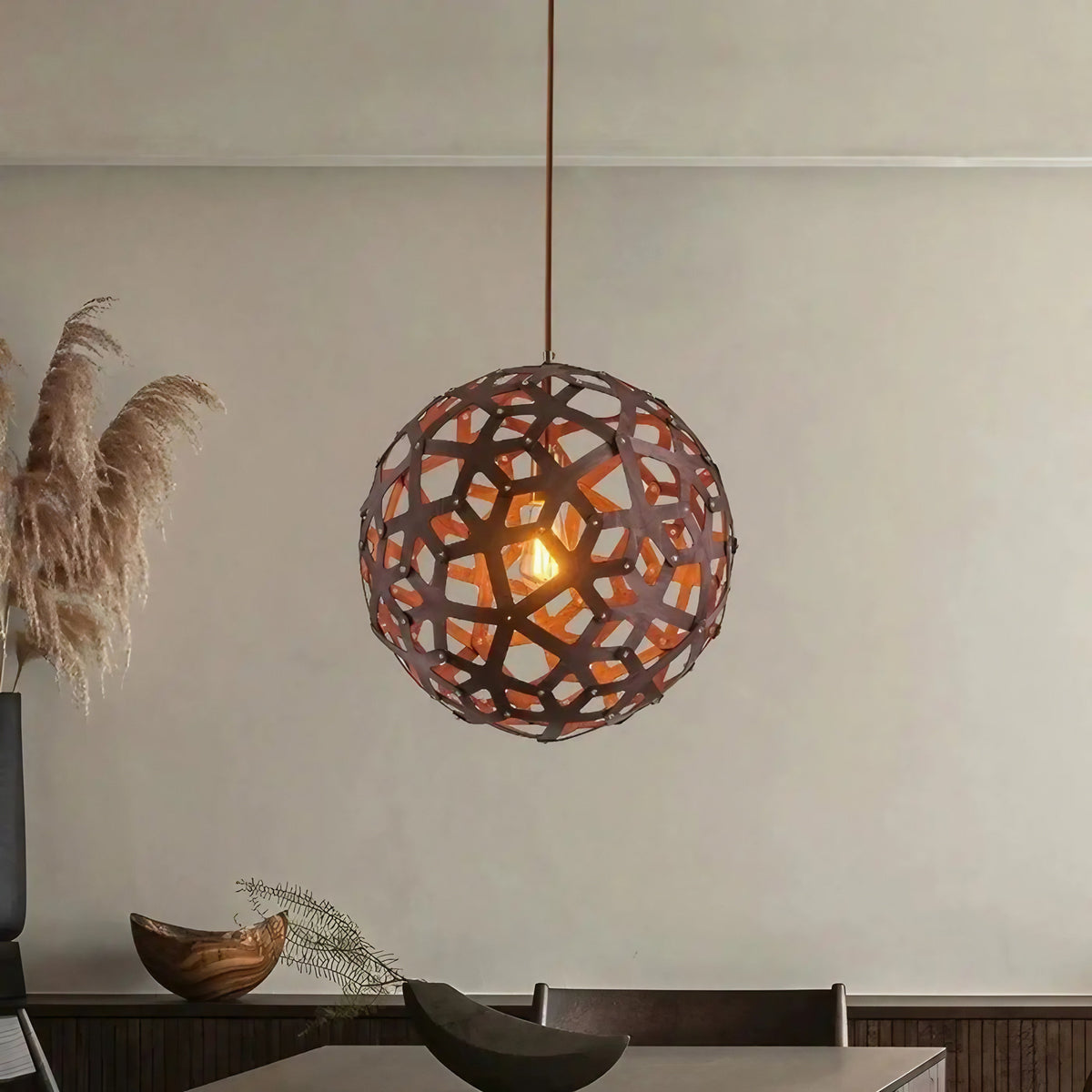Suspension boule ajourée, jeux d'ombres au plafond