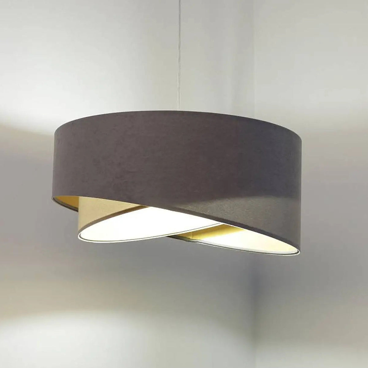 Suspension en tissu gris et beige arrondie, reflets dorés dedans