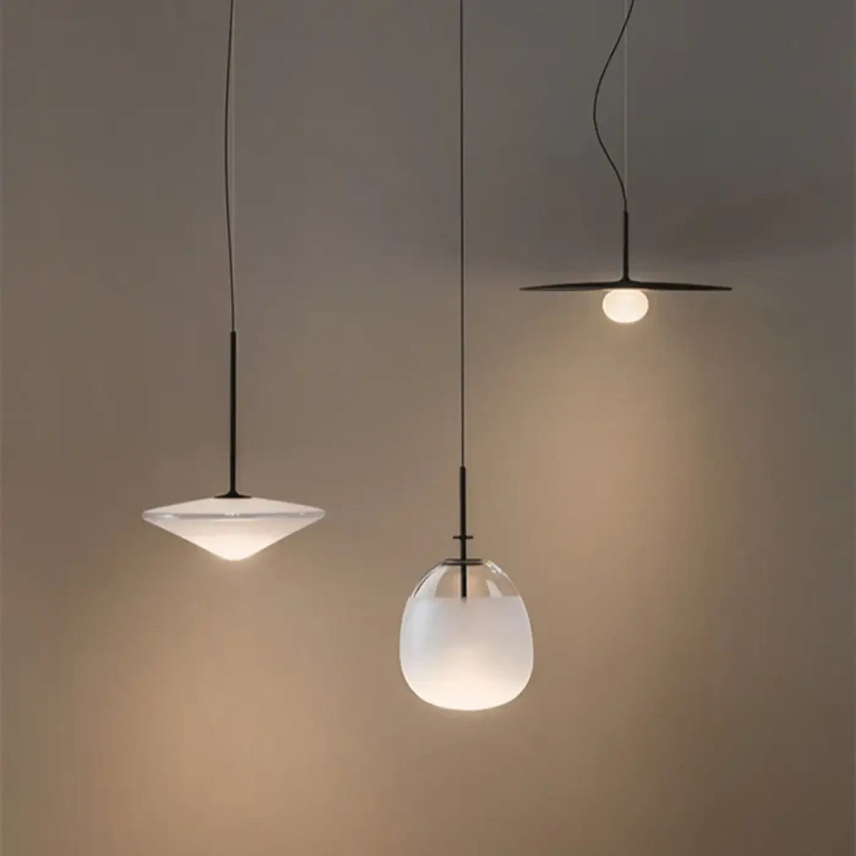 Suspension en verre blanc aux formes arrondies, trois modèles