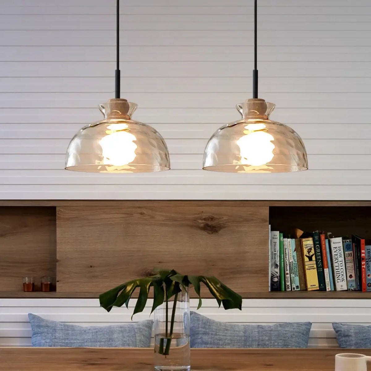 Suspension en verre soufflé et détails en bois, S, M ou L
