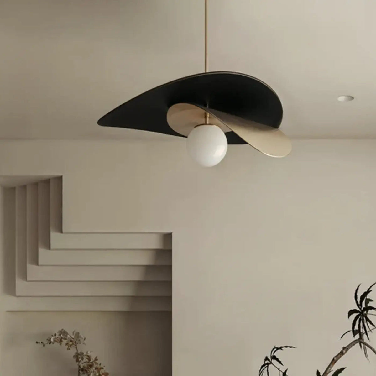 Suspension épurée en métal noir et doré
