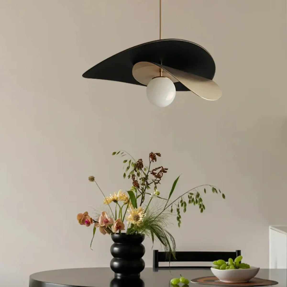 Suspension épurée en métal noir et doré