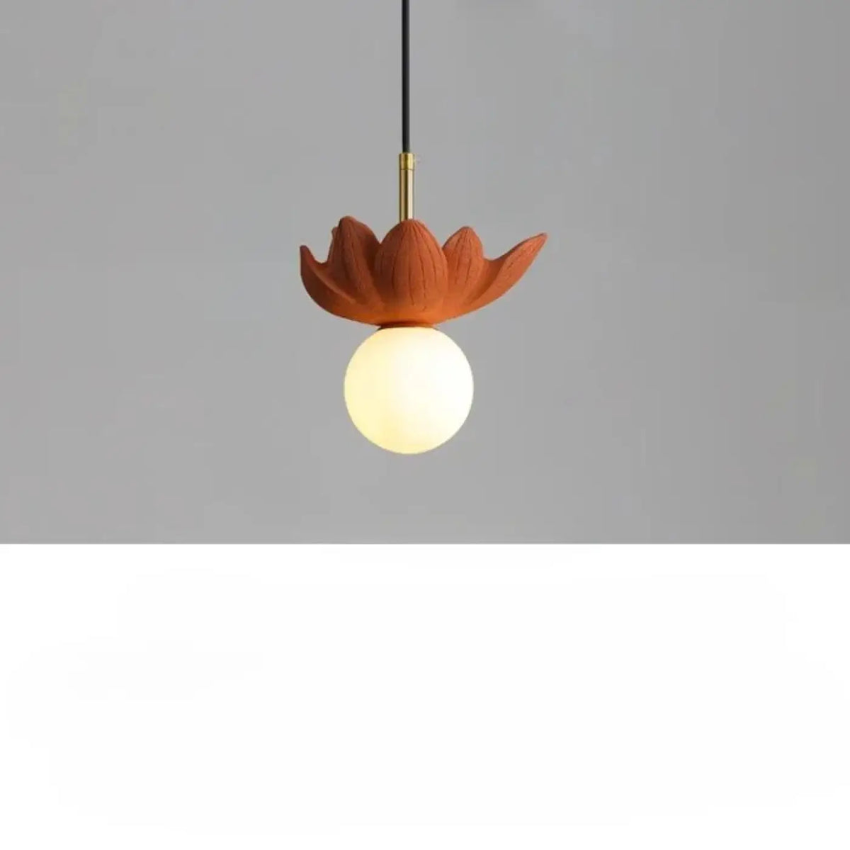 Suspension fleur stylisée et globe opalin, quatre modèles floraux, orange