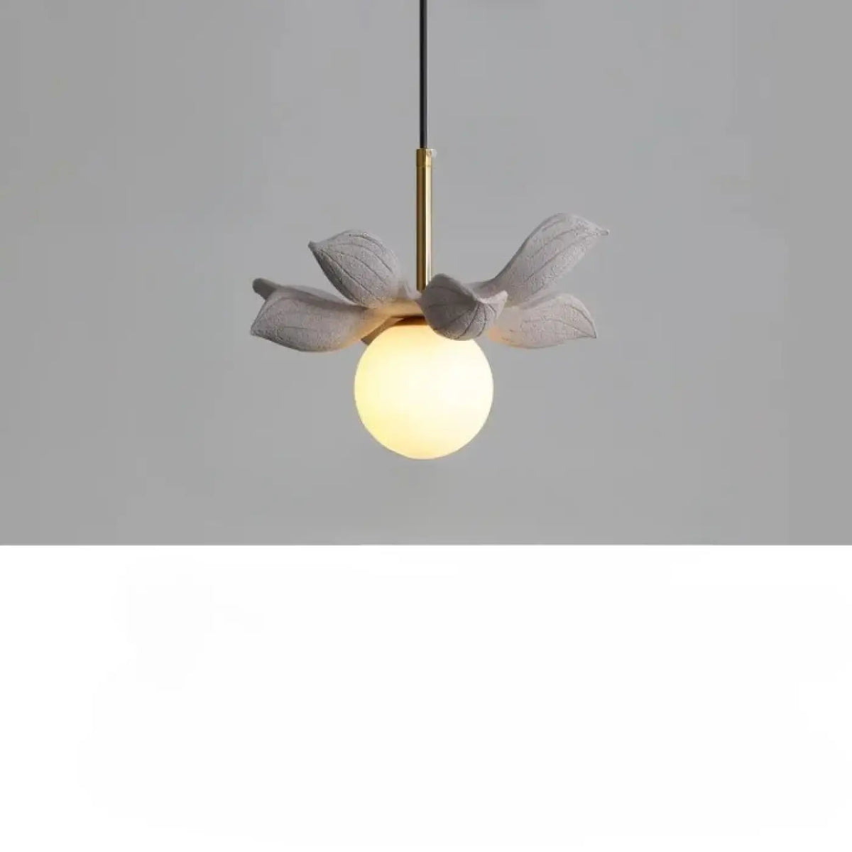 Suspension fleur stylisée et globe opalin, quatre modèles floraux, gris