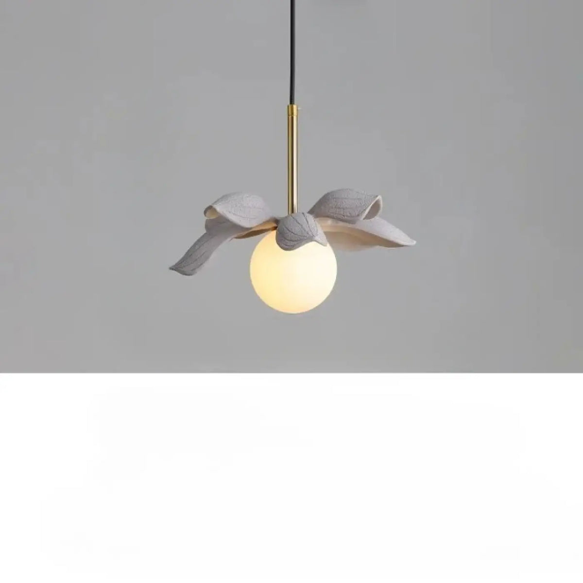 Suspension fleur stylisée et globe opalin, quatre modèles floraux, gris