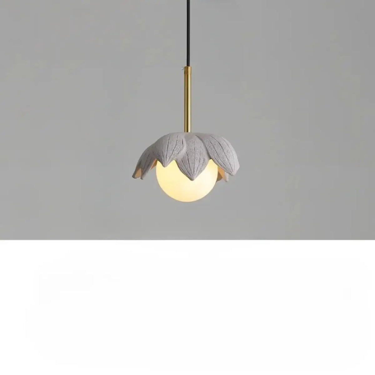 Suspension fleur stylisée et globe opalin, quatre modèles floraux, blanc