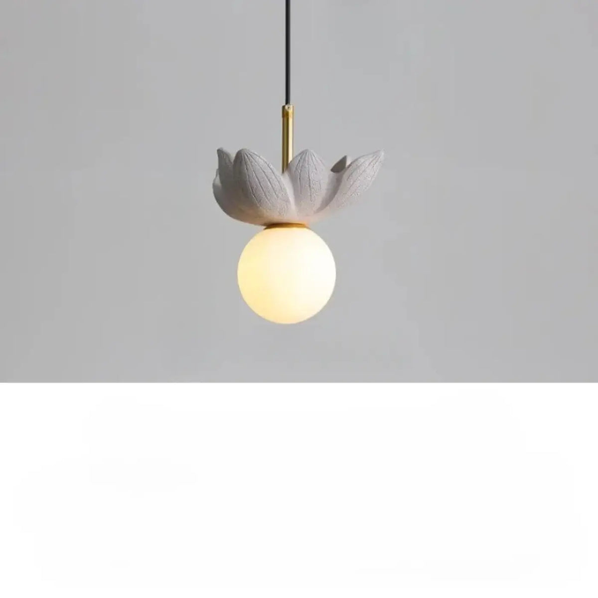 Suspension fleur stylisée et globe opalin, quatre modèles floraux, gris