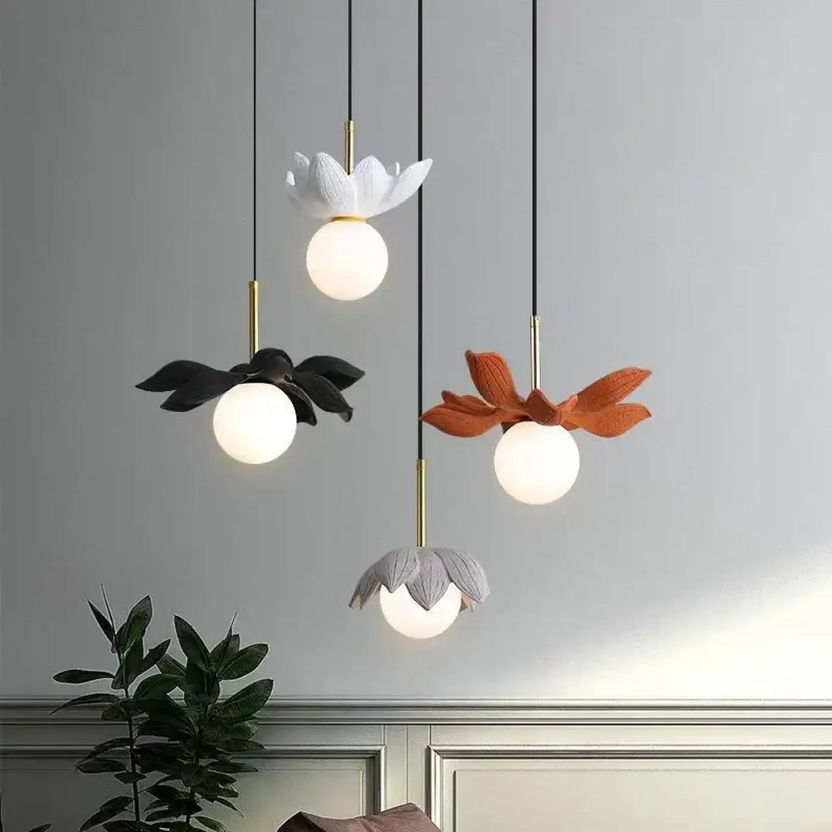 Suspension fleur stylisée et globe opalin, quatre modèles floraux