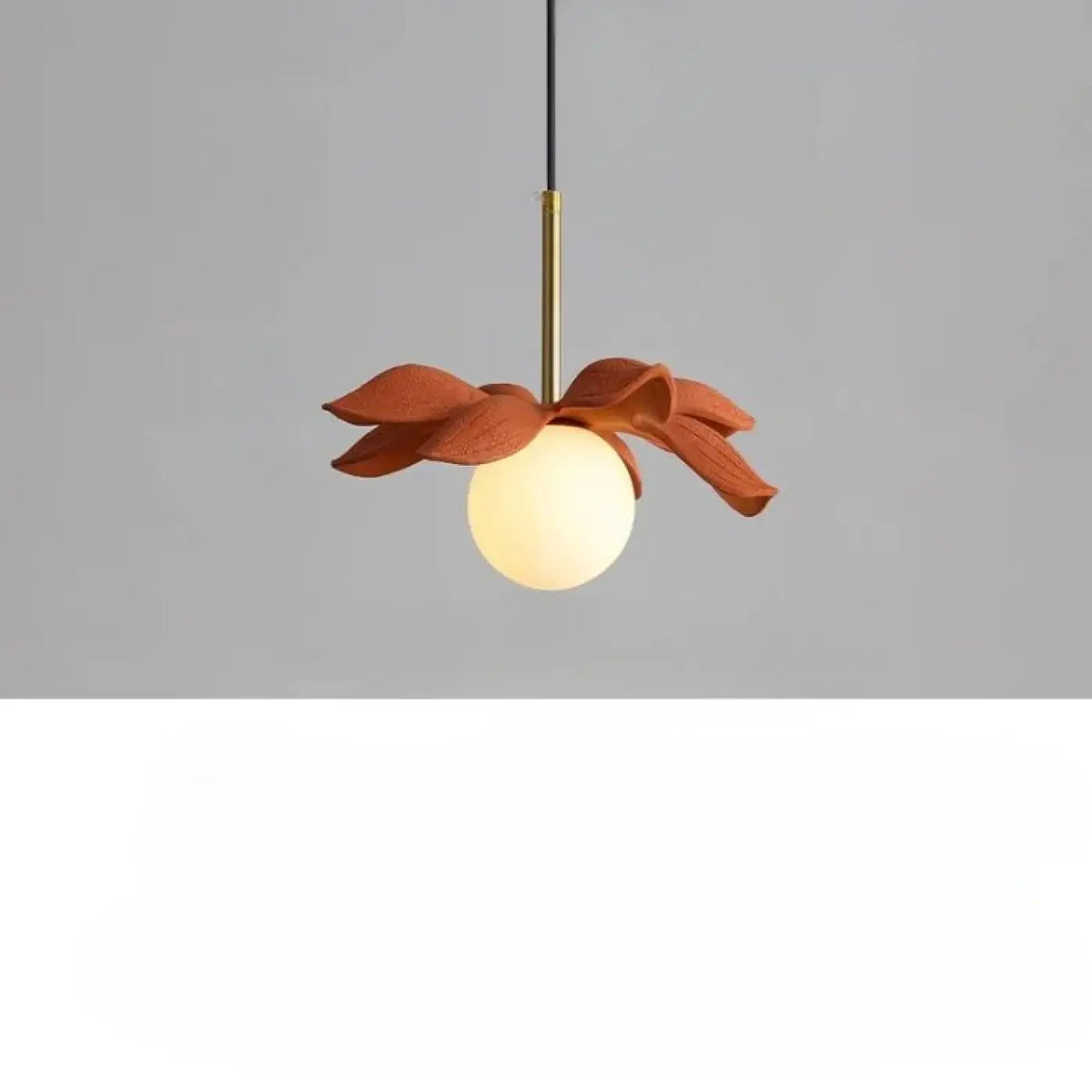 Suspension fleur stylisée et globe opalin, quatre modèles floraux, orange