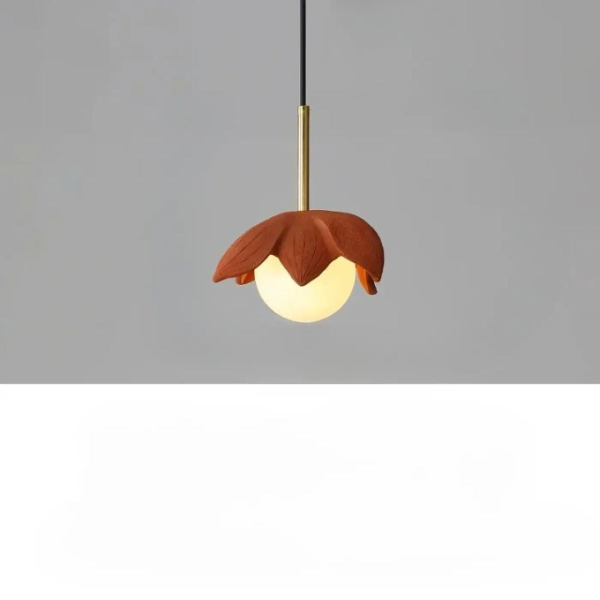 Suspension fleur stylisée et globe opalin, quatre modèles floraux, orange
