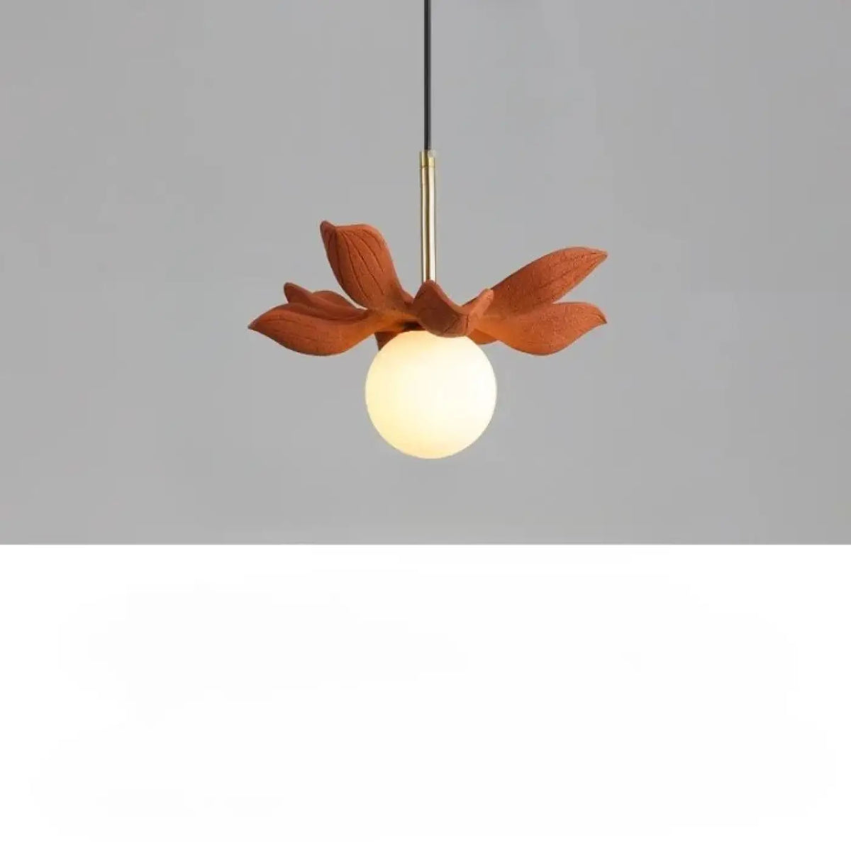 Suspension fleur stylisée et globe opalin, quatre modèles floraux, orange