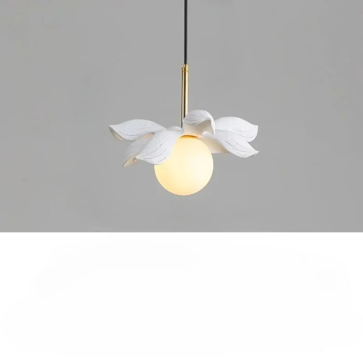 Suspension fleur stylisée et globe opalin, quatre modèles floraux, blanc