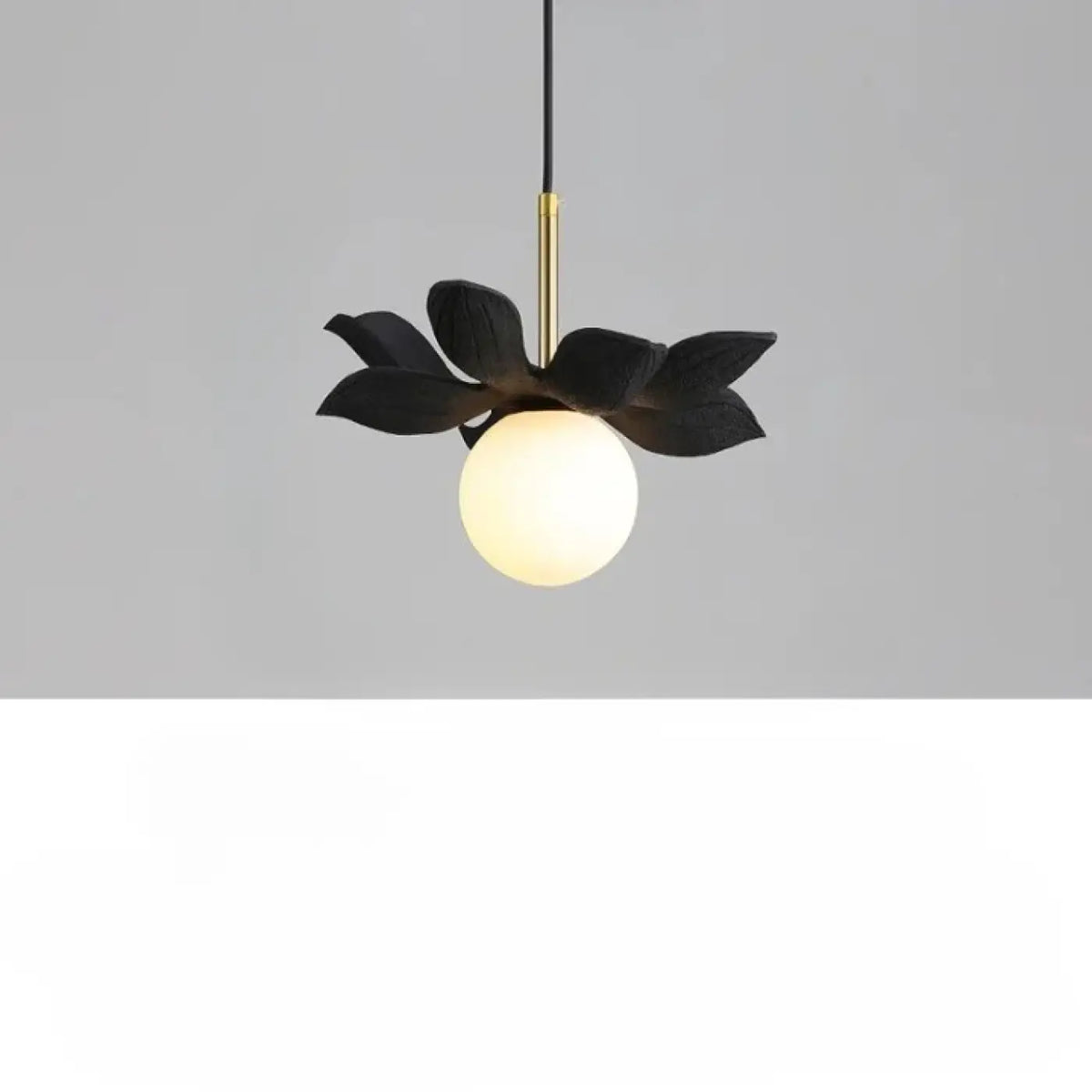 Suspension fleur stylisée et globe opalin, quatre modèles floraux, noir