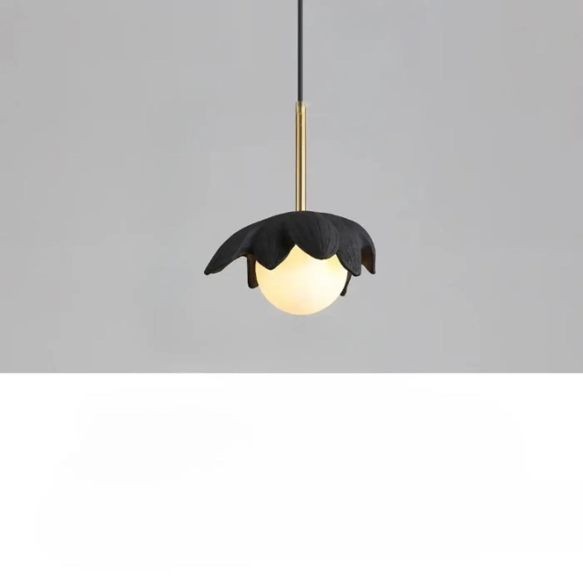 Suspension fleur stylisée et globe opalin, quatre modèles floraux, noir