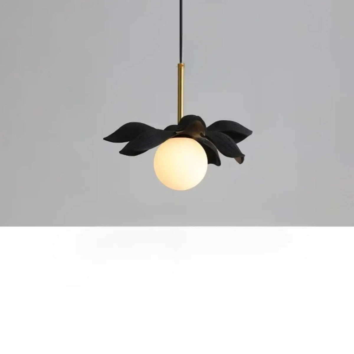 Suspension fleur stylisée et globe opalin, quatre modèles floraux, noir