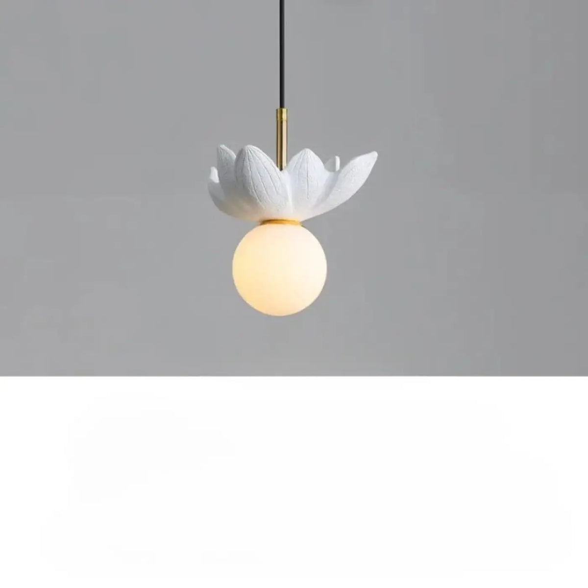 Suspension fleur stylisée et globe opalin, quatre modèles floraux, blanc