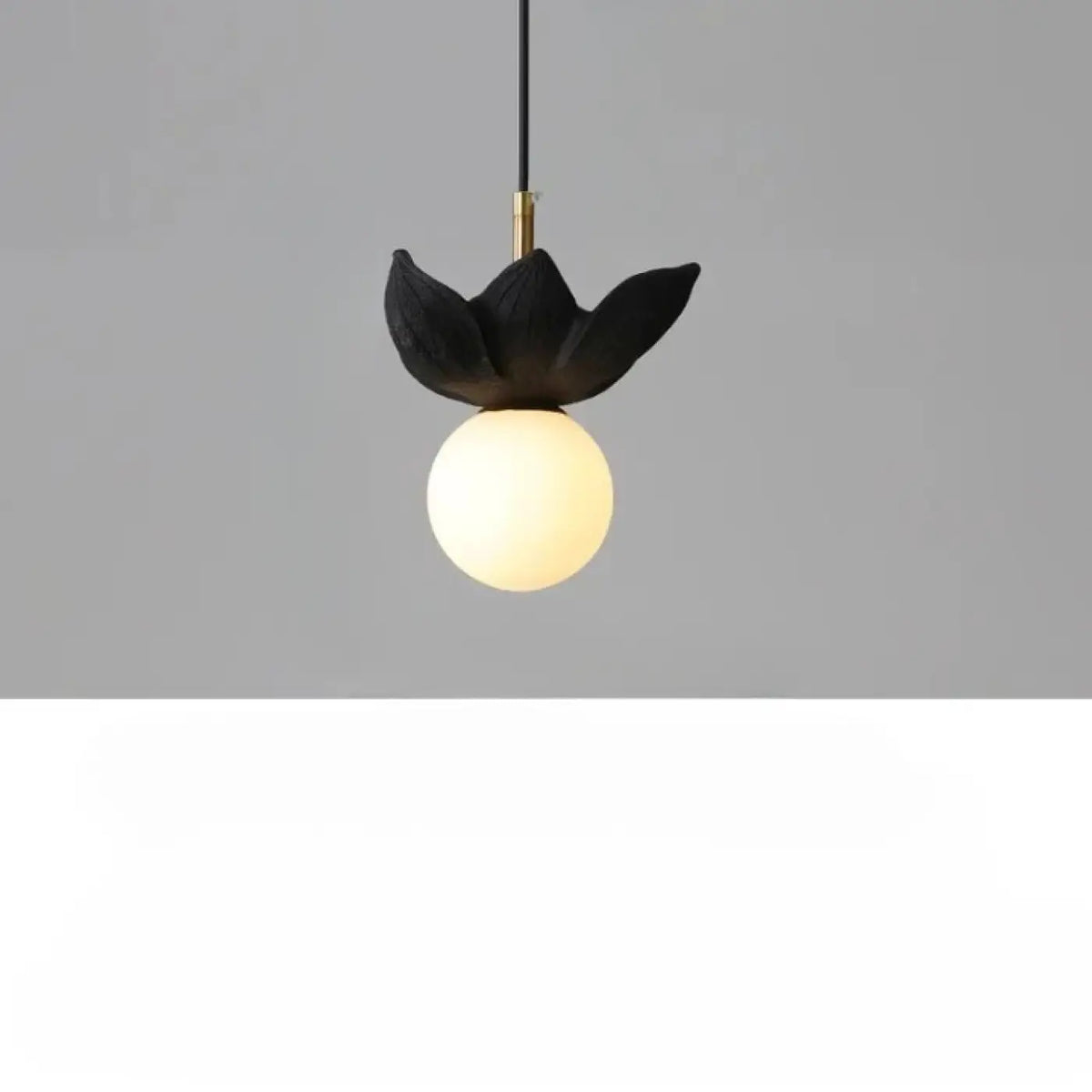 Suspension fleur stylisée et globe opalin, quatre modèles floraux, noir
