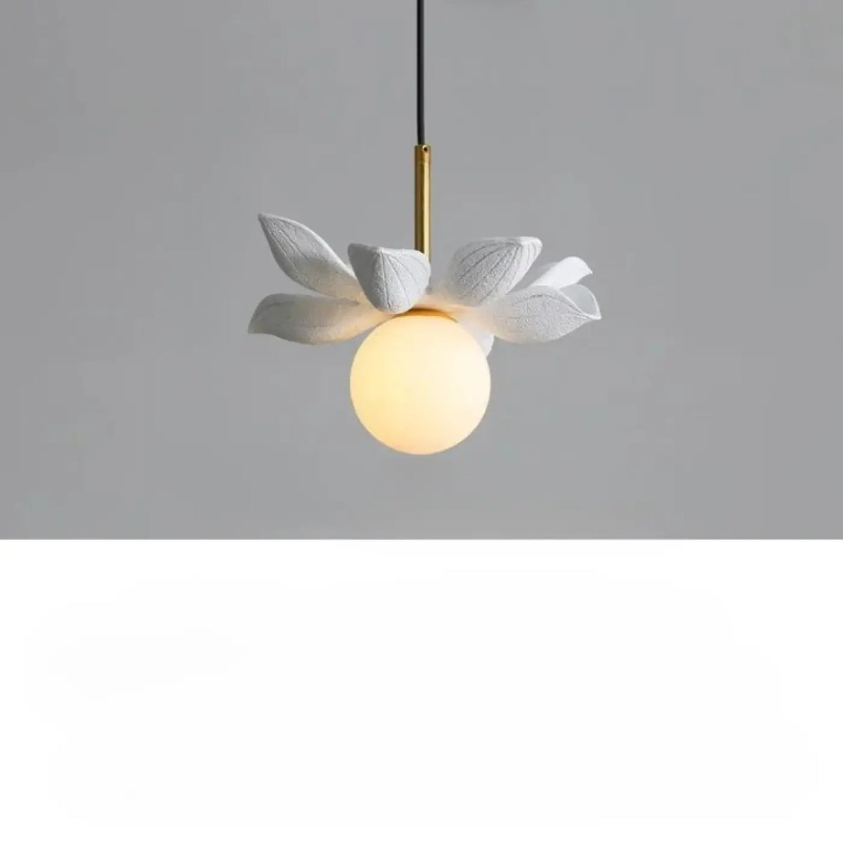 Suspension fleur stylisée et globe opalin, quatre modèles floraux, blanc
