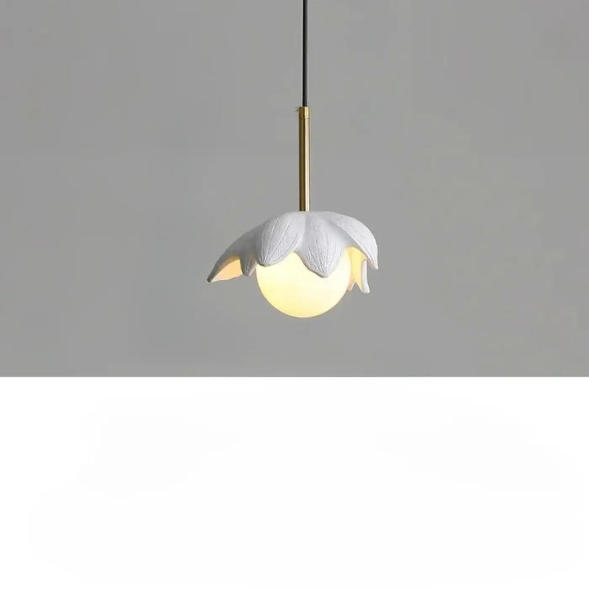 Suspension fleur stylisée et globe opalin, quatre modèles floraux, gris