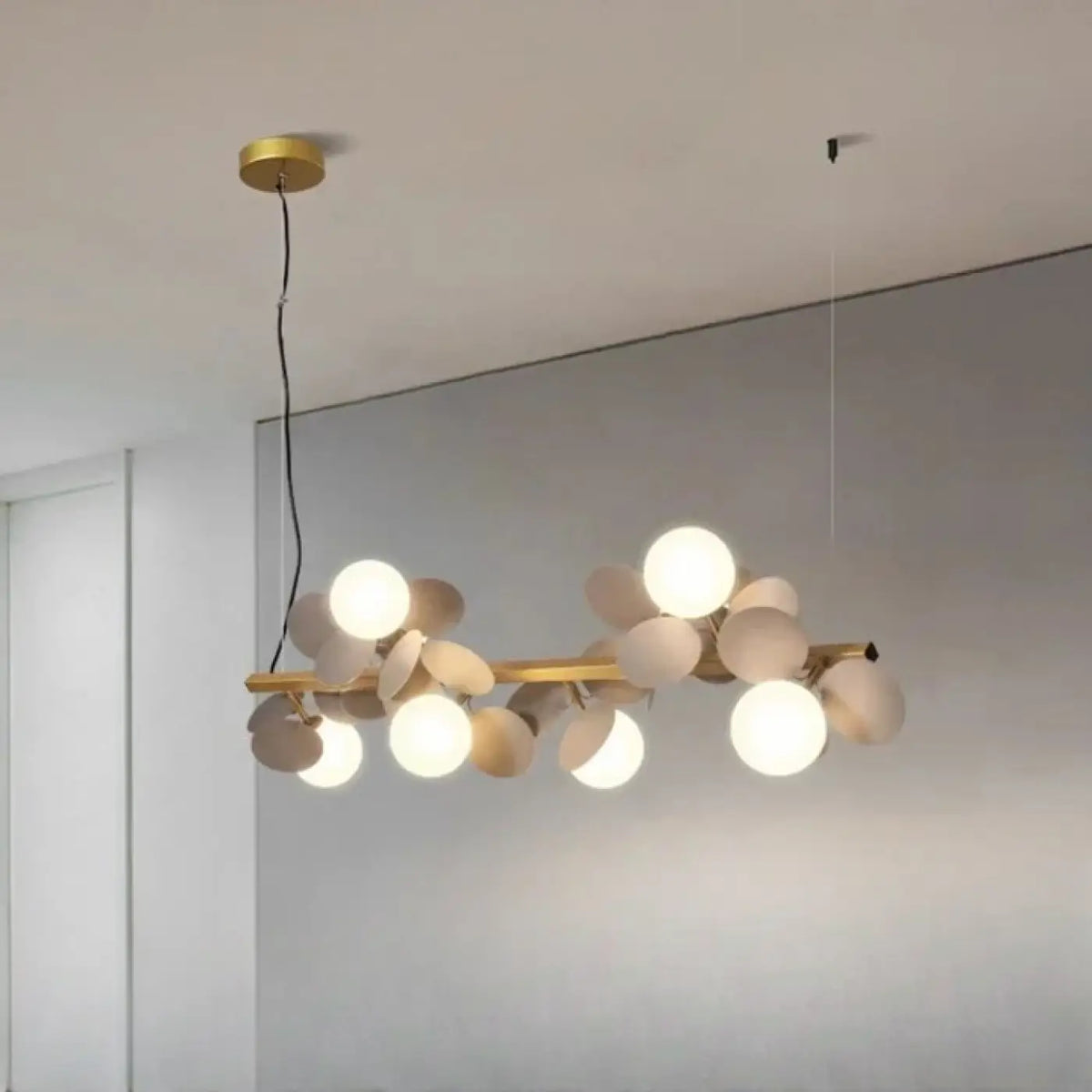 Suspension à globes lumineux et pétales, blanc ou gris, gris