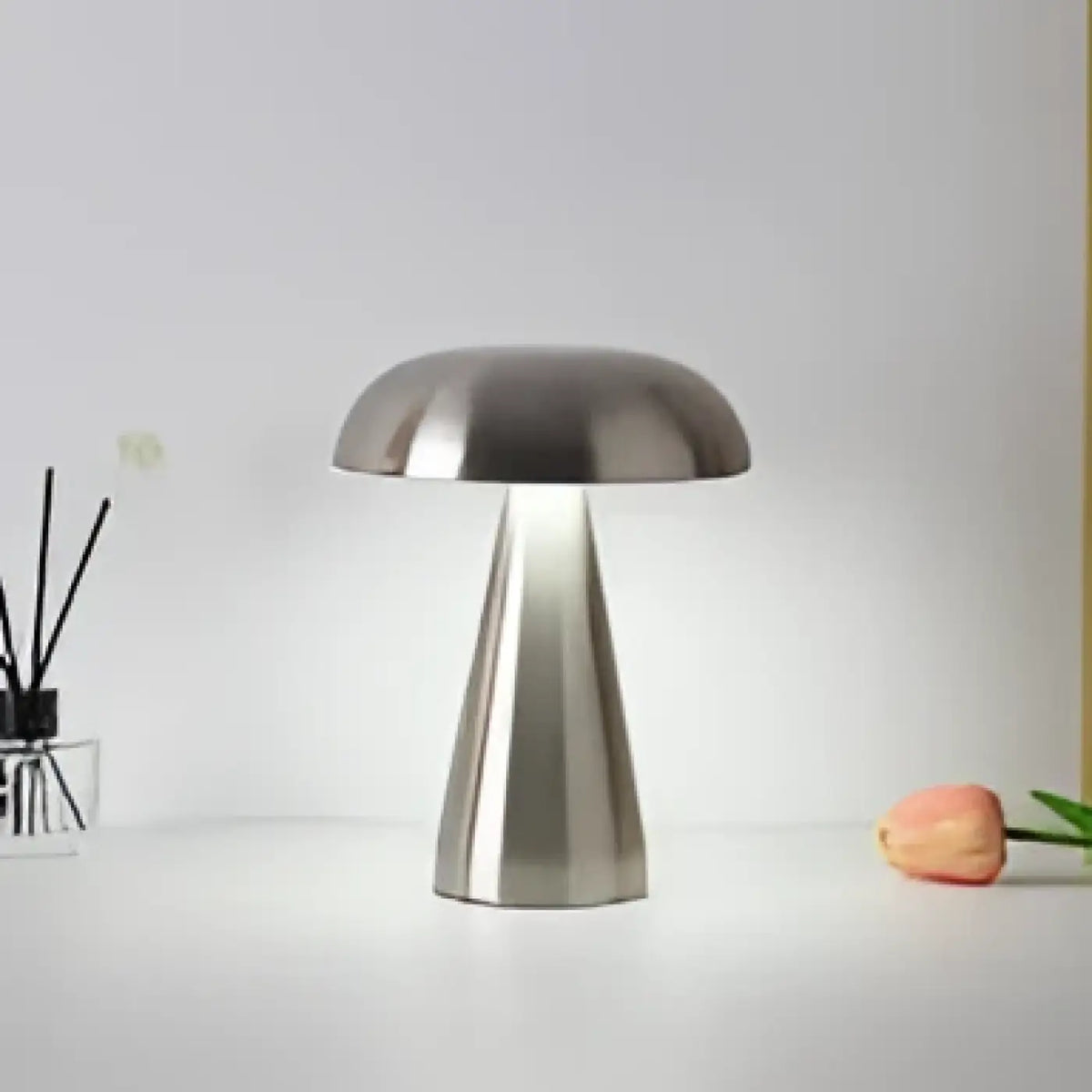 Lampe de table en métal brossé à abat-jour arrondi, quatre coloris, argenté