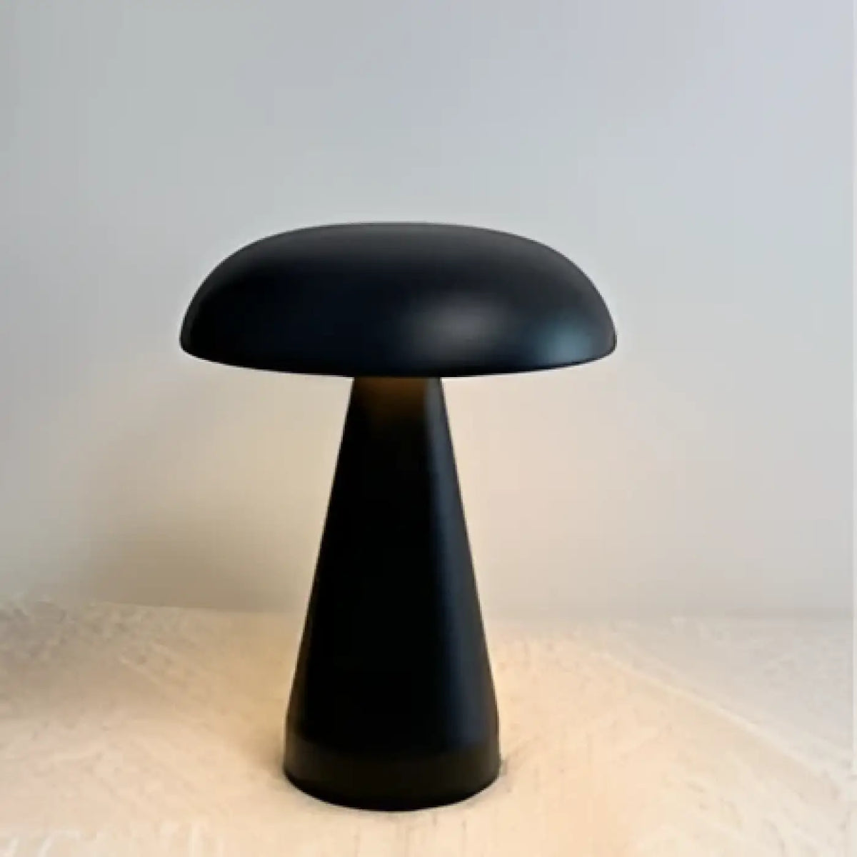 Lampe de table en métal brossé à abat-jour arrondi, quatre coloris, noir