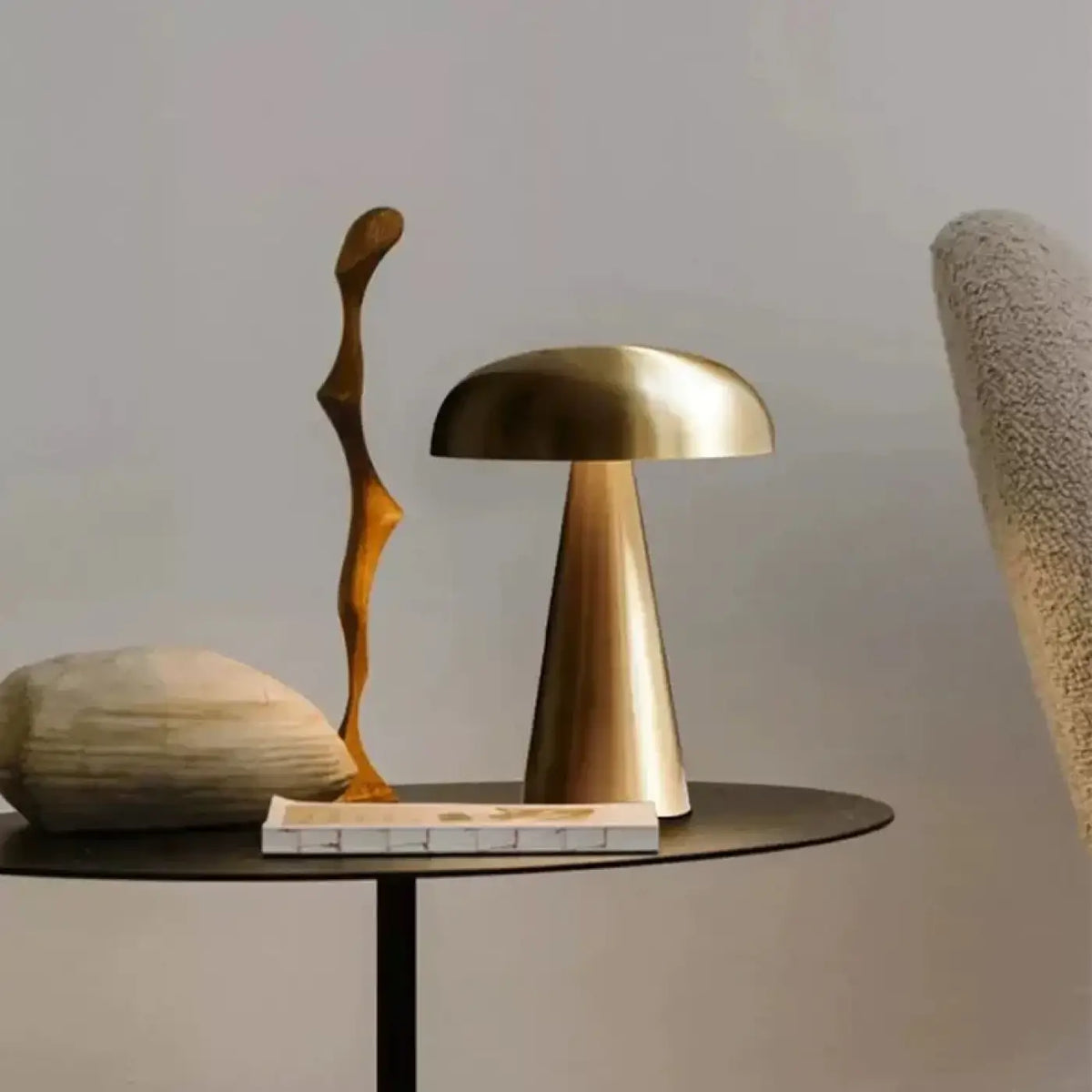 Lampe de table en métal brossé à abat-jour arrondi, quatre coloris