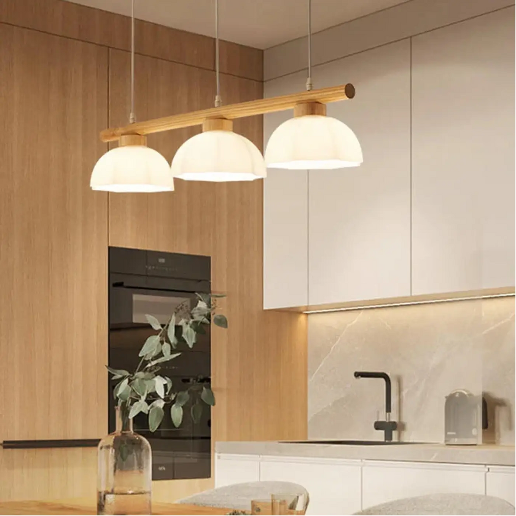 Suspension design en bois naturel et verre translucide