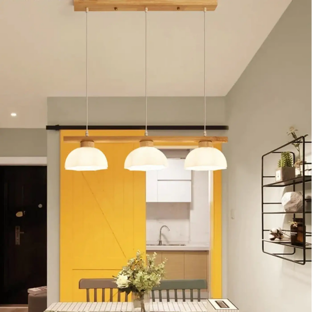 Suspension design en bois naturel et verre translucide