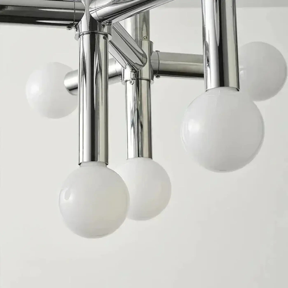 Suspension chromée à globes en verre opalin, trois teintes