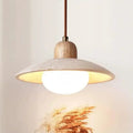 Suspension design associant pierre et bois, ligne sobre