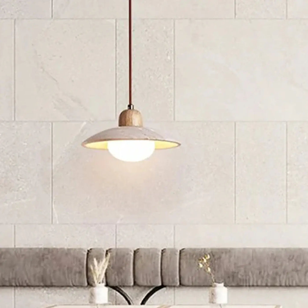 Suspension design associant pierre et bois, ligne sobre