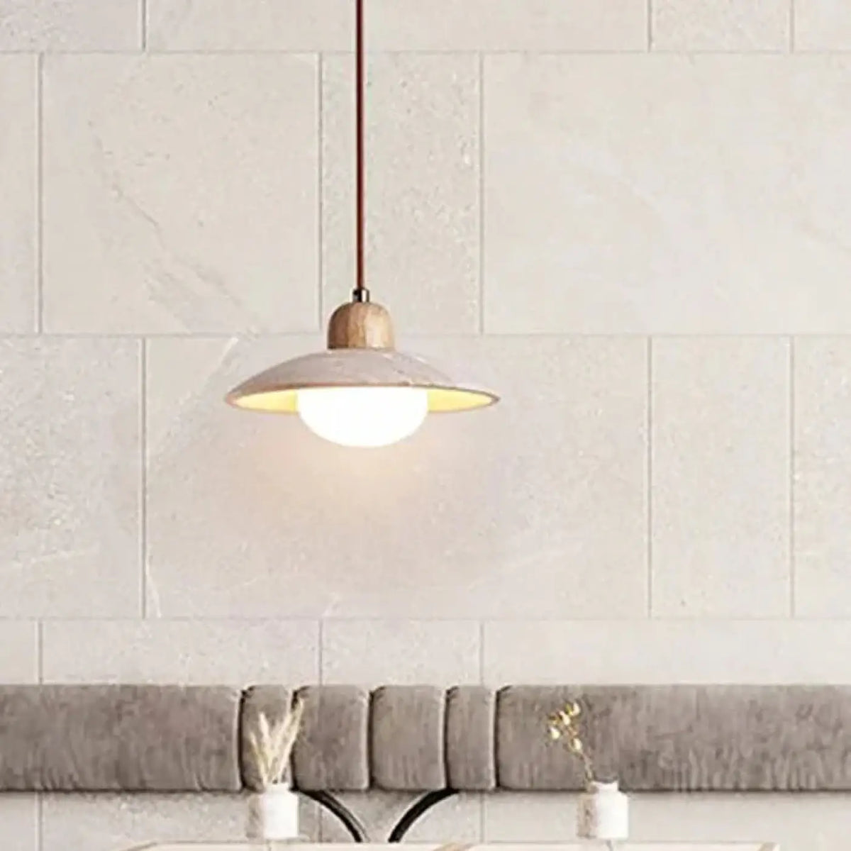 Suspension design associant pierre et bois, ligne sobre