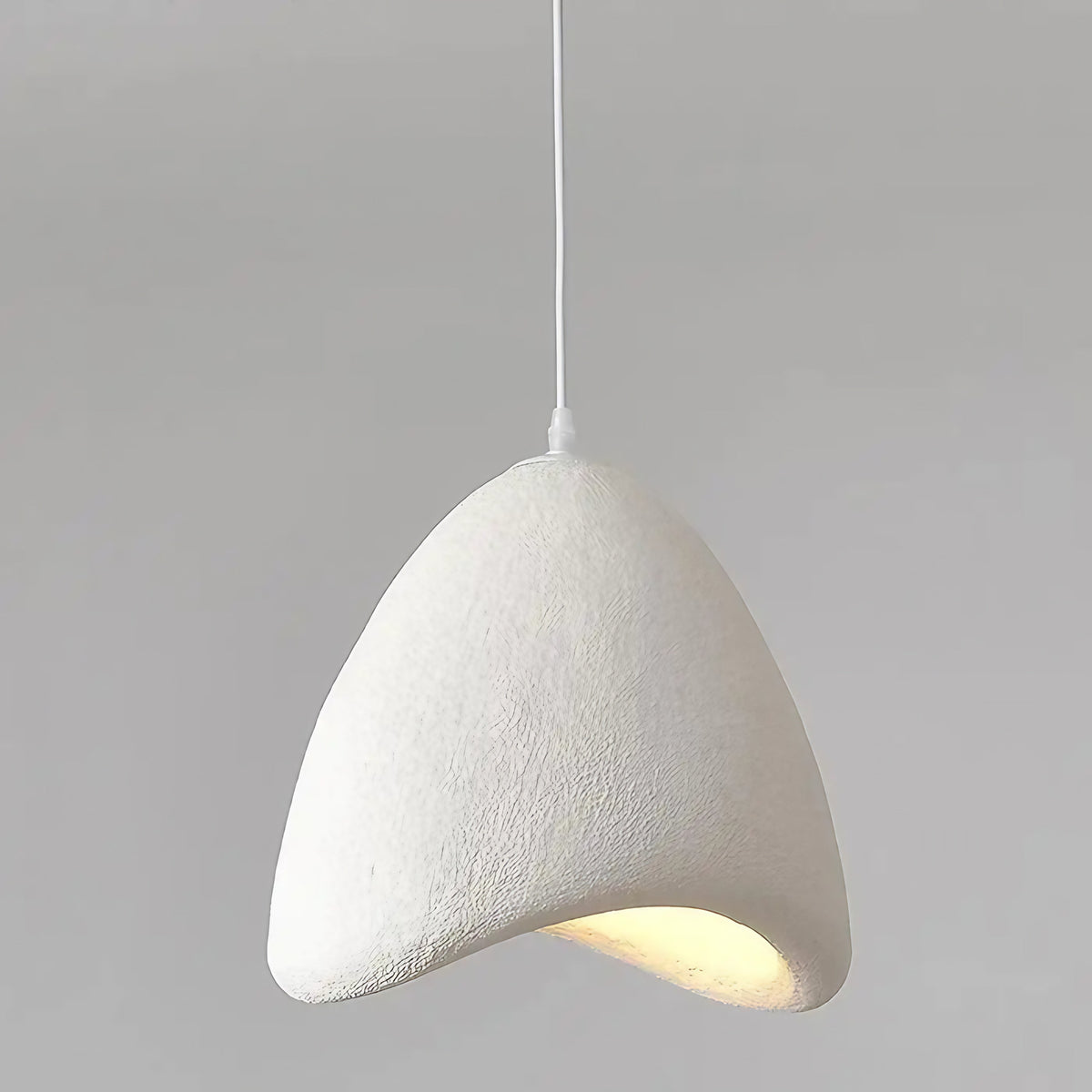 Suspension en résine granuleuse, forme de galet, trois coloris, blanc