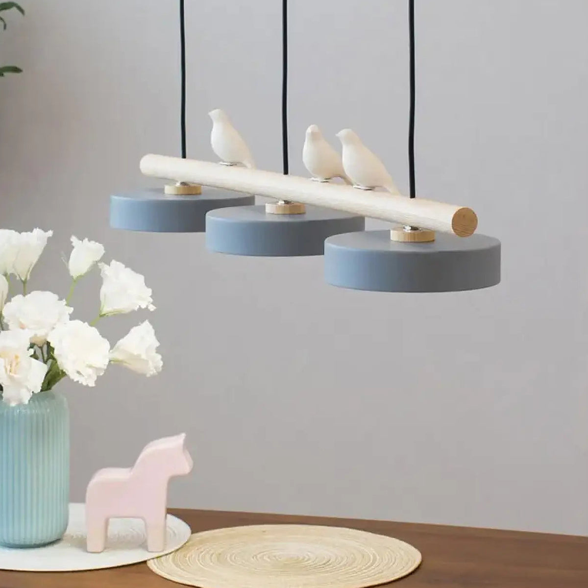 Suspension scandinave à petits oiseaux en bois coloré