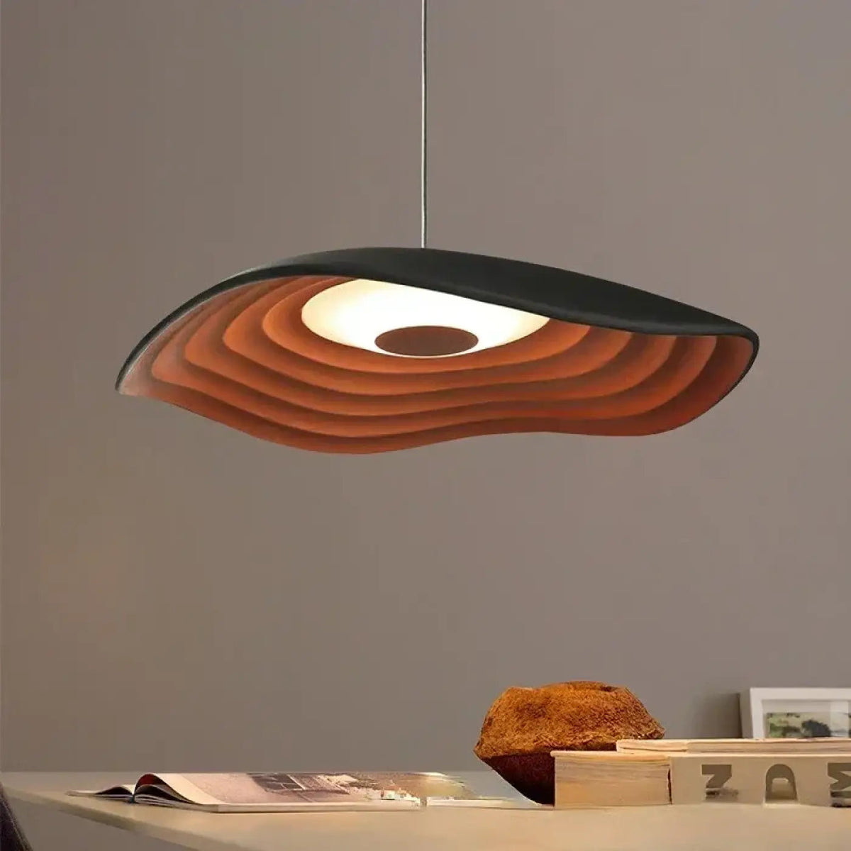 Suspension sculpturale effet bois, quatre coloris, noir et rouge