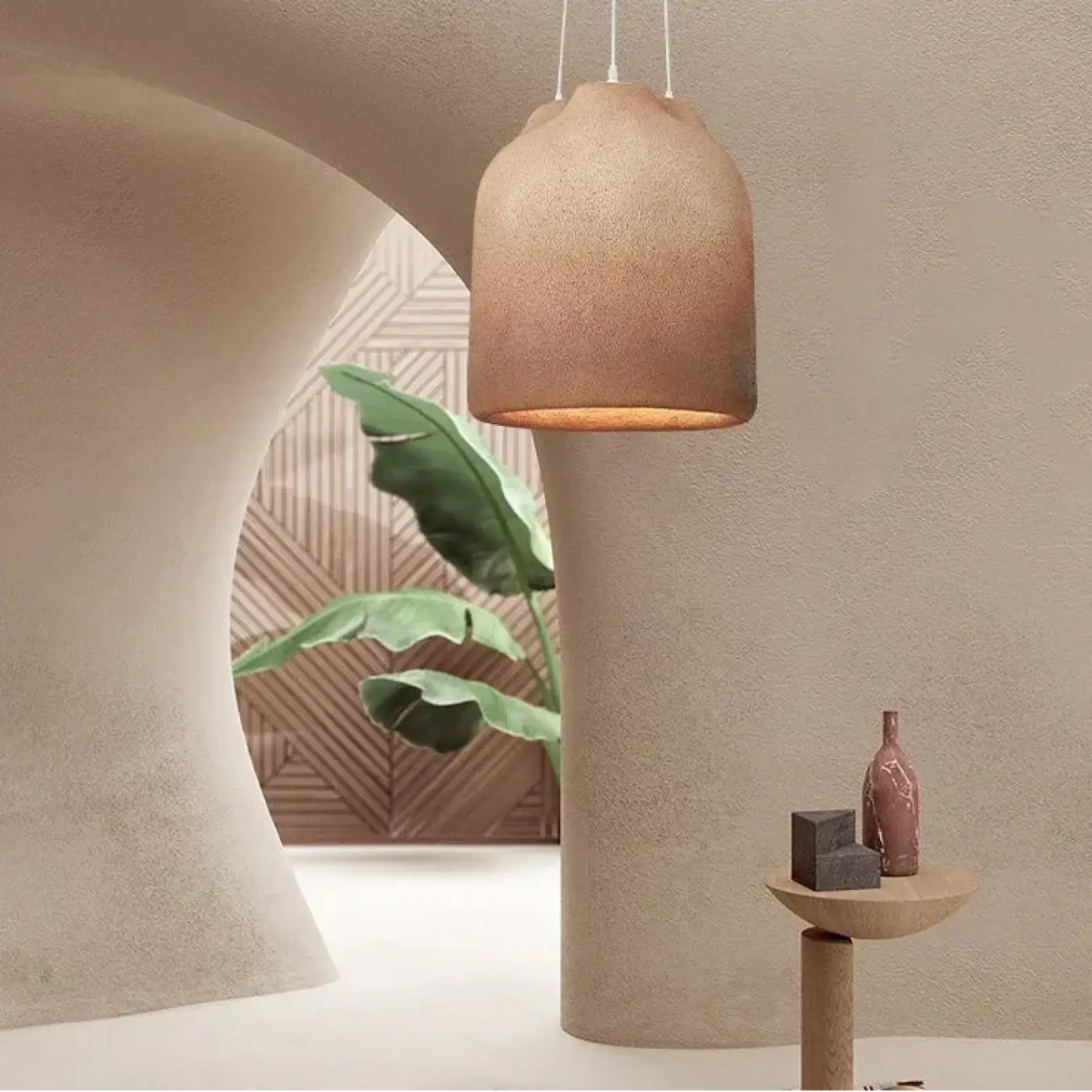 Suspension sculpturale aux courbes généreuses, noir ou beige