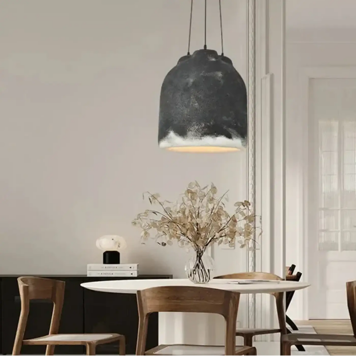 Suspension sculpturale aux courbes généreuses, noir ou beige, noir