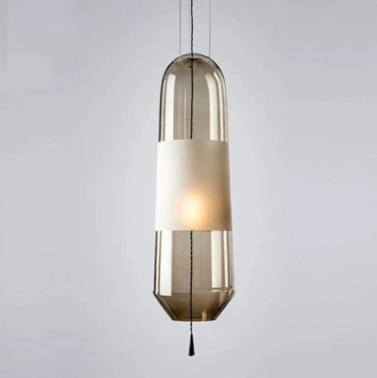 Suspension en verre ambré à partie centrale opaline, trois coloris, marron