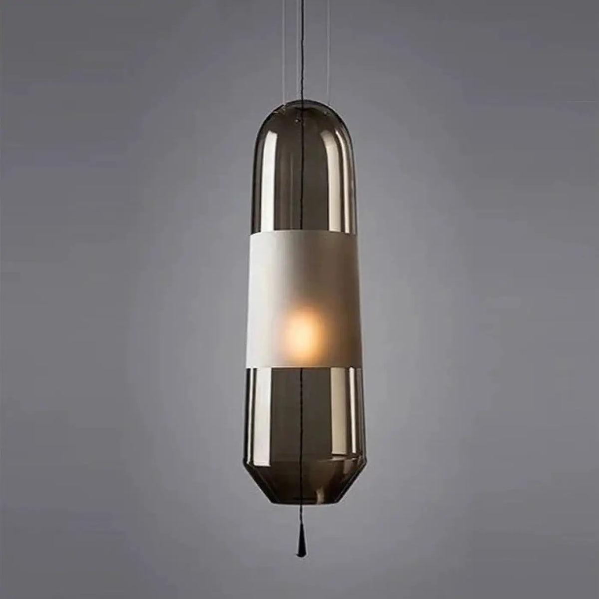 Suspension en verre ambré à partie centrale opaline, trois coloris, noir