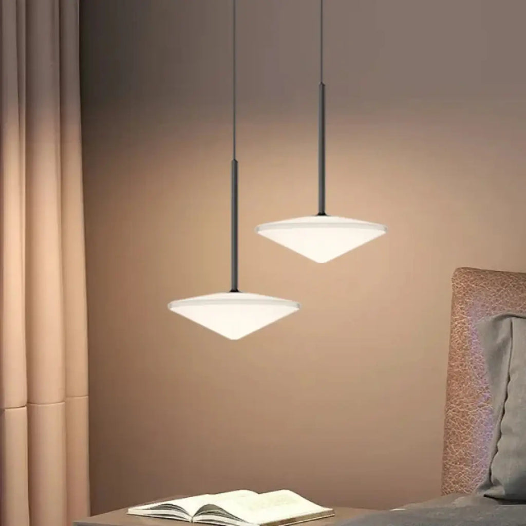 Suspension en verre blanc aux formes arrondies, trois modèles