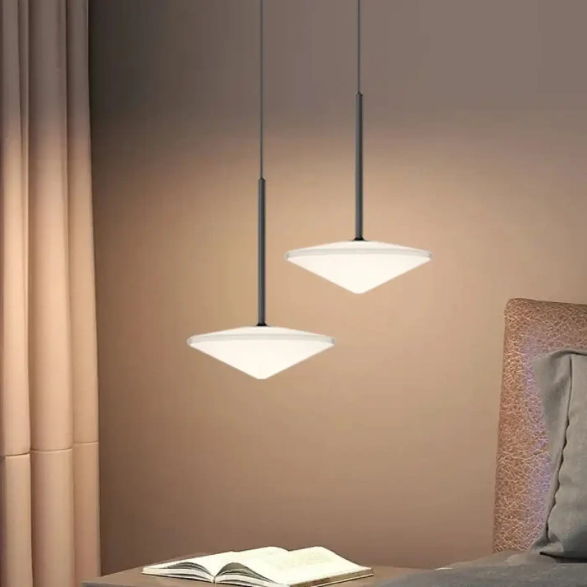 Suspension en verre blanc aux formes arrondies, trois modèles