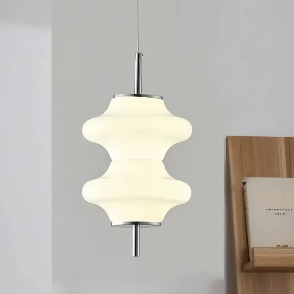 Suspension en verre blanc aux formes arrondies