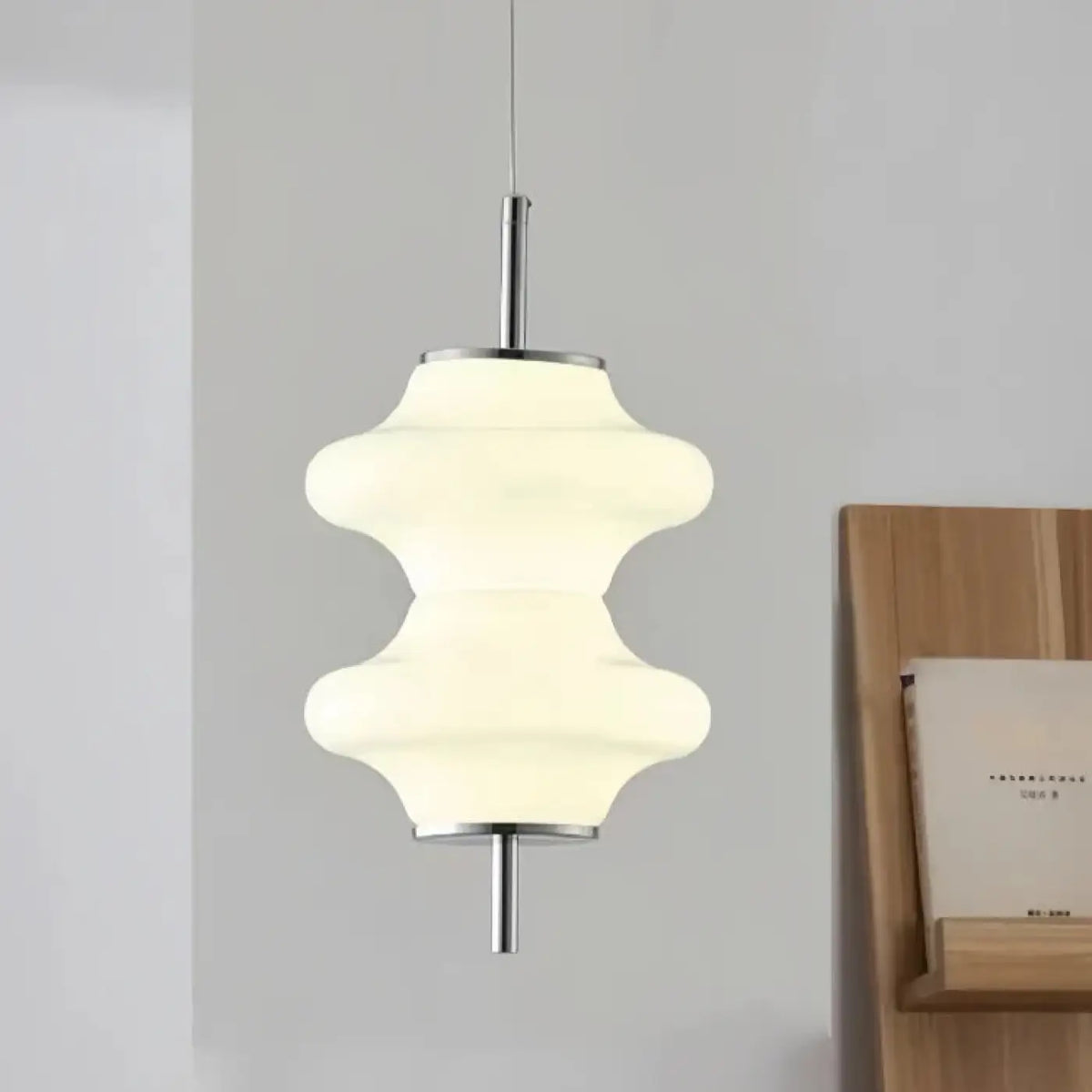 Suspension en verre blanc aux formes arrondies