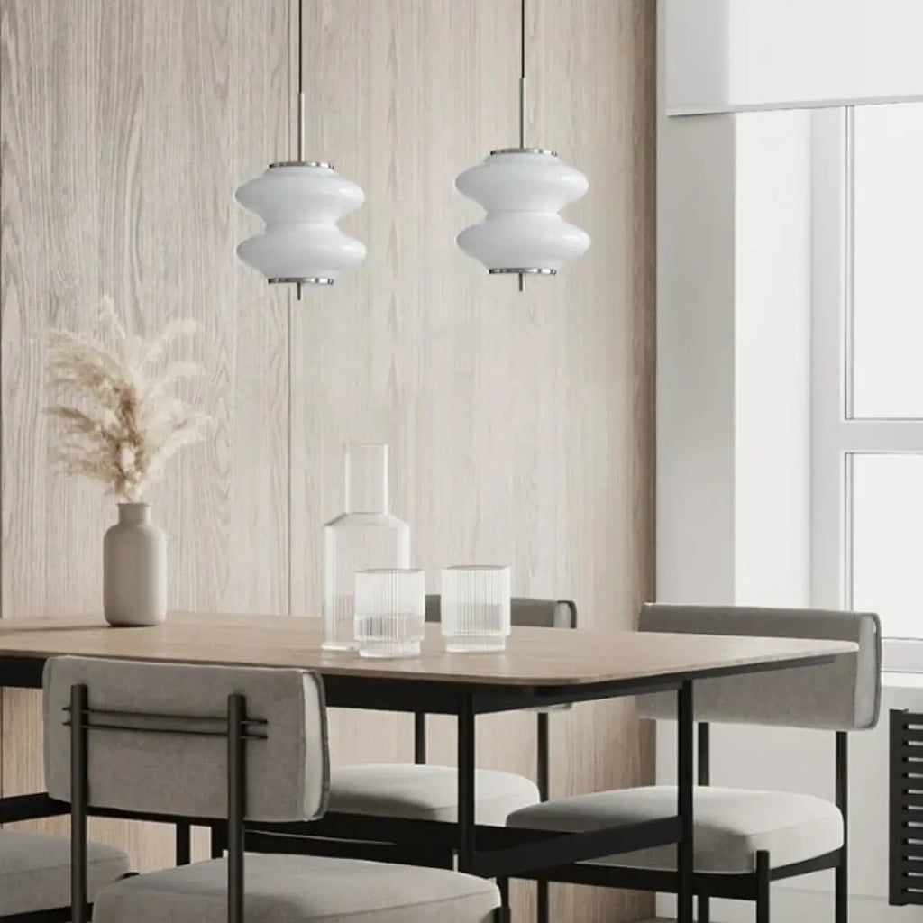 Suspension en verre blanc aux formes arrondies