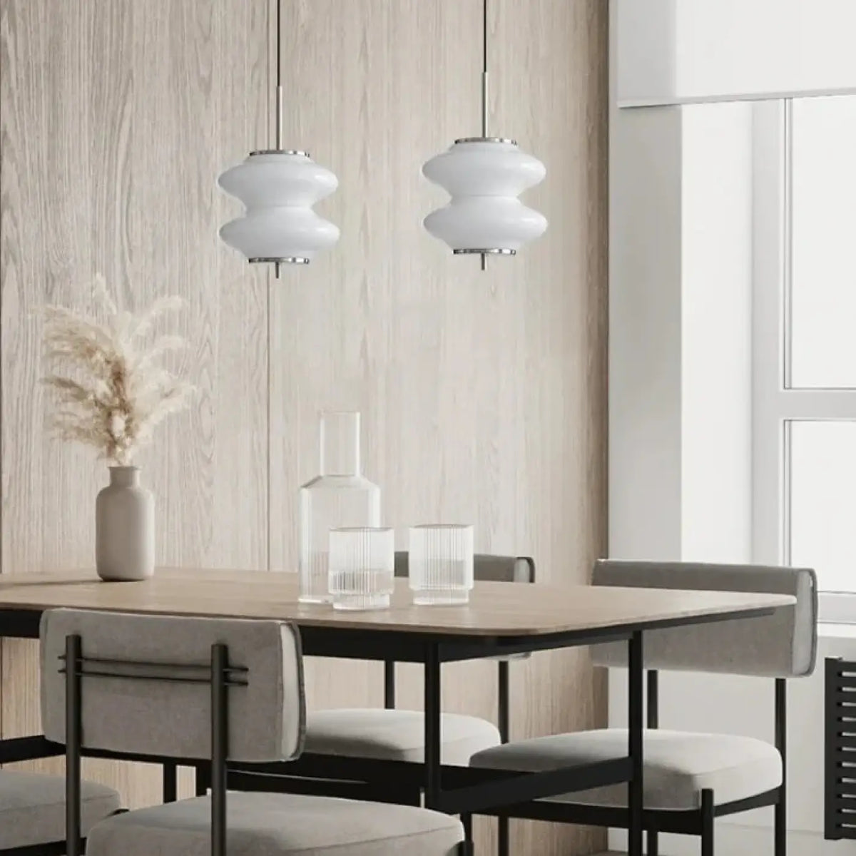 Suspension en verre blanc aux formes arrondies