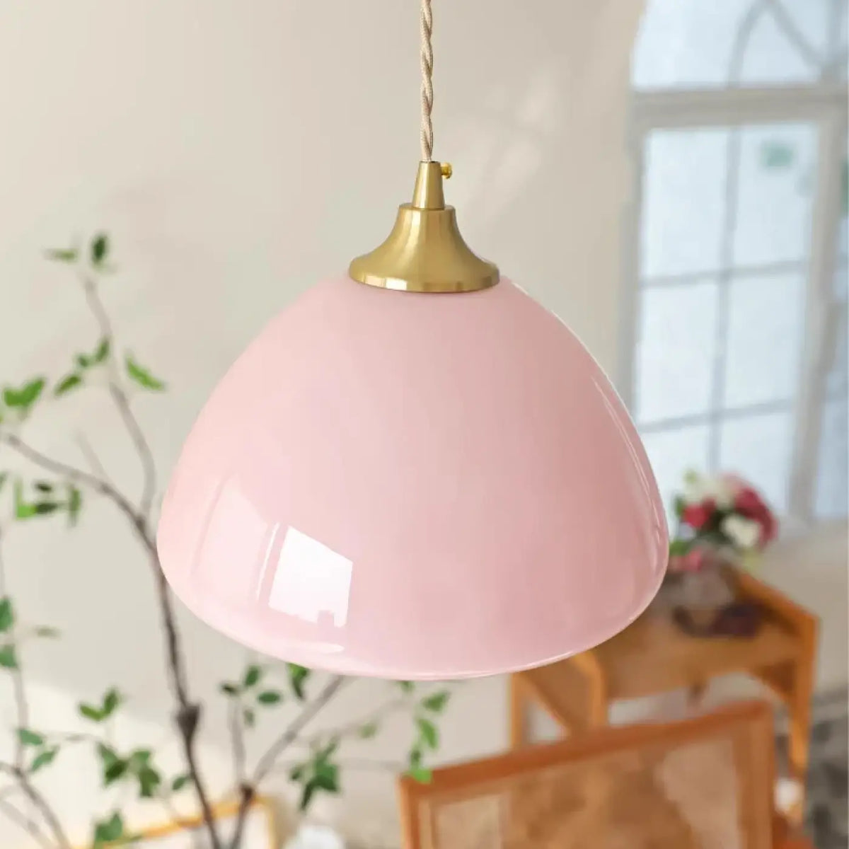 Suspension en verre rose pastel et métal doré