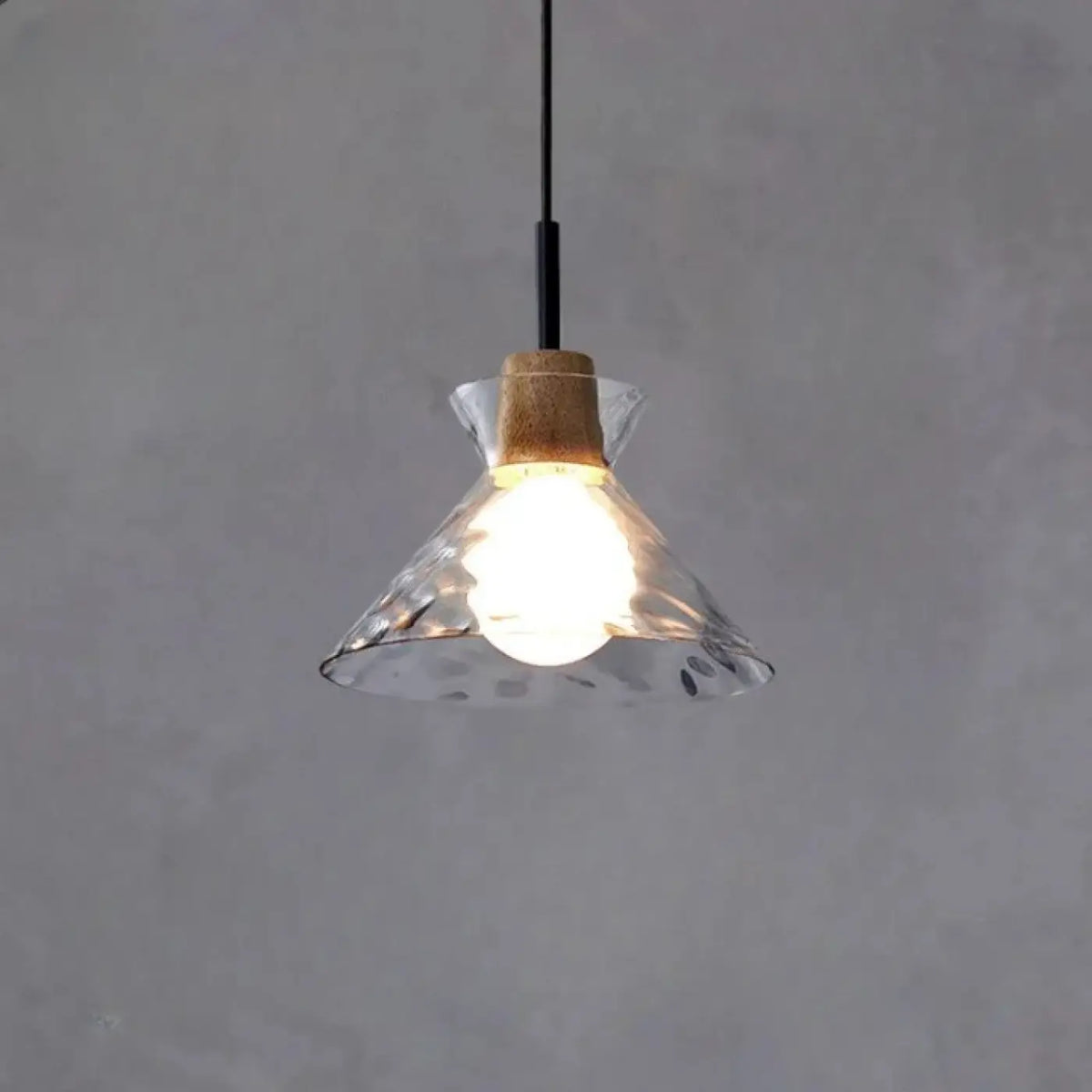 Suspension en verre soufflé et détails en bois, S, M ou L