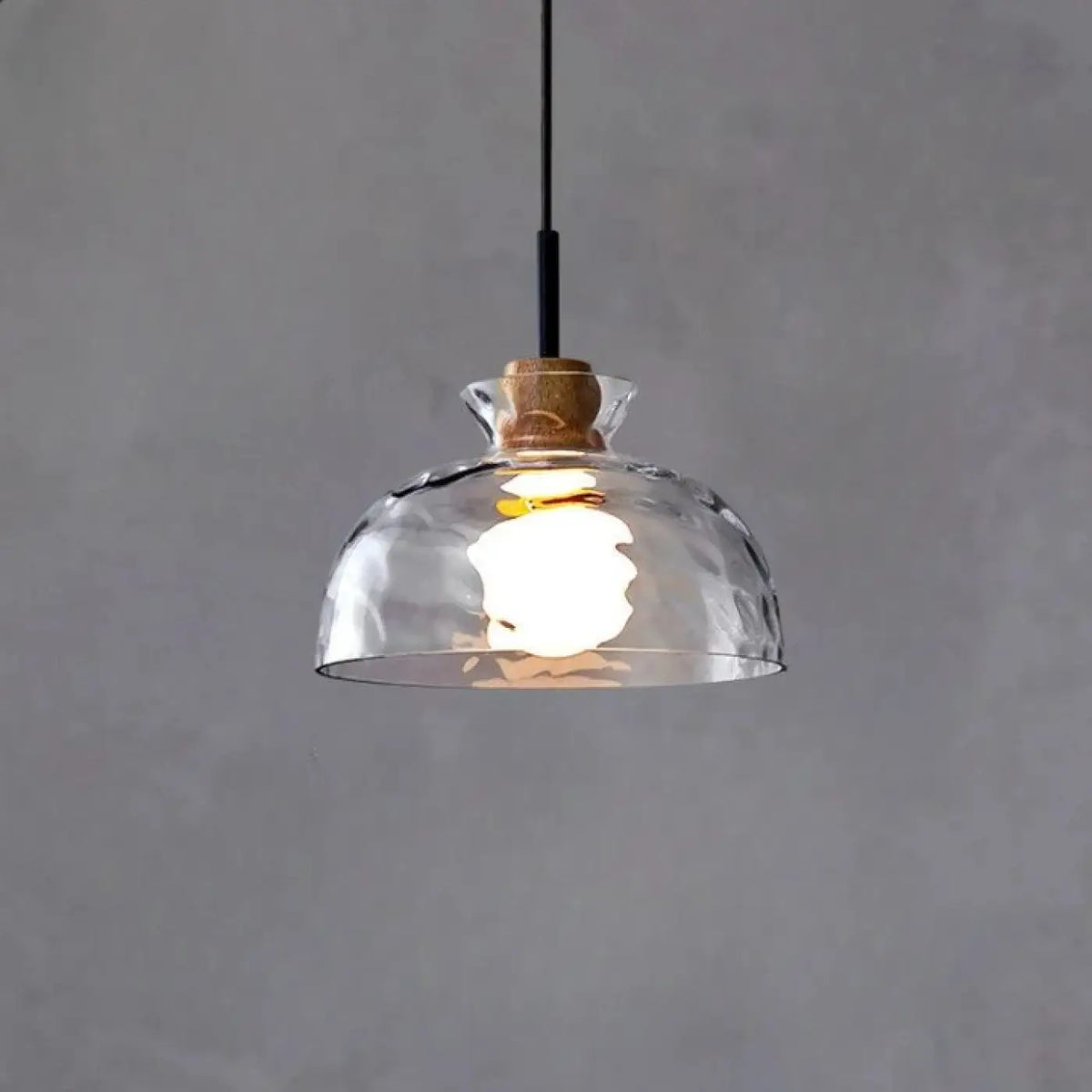 Suspension en verre soufflé et détails en bois, S, M ou L