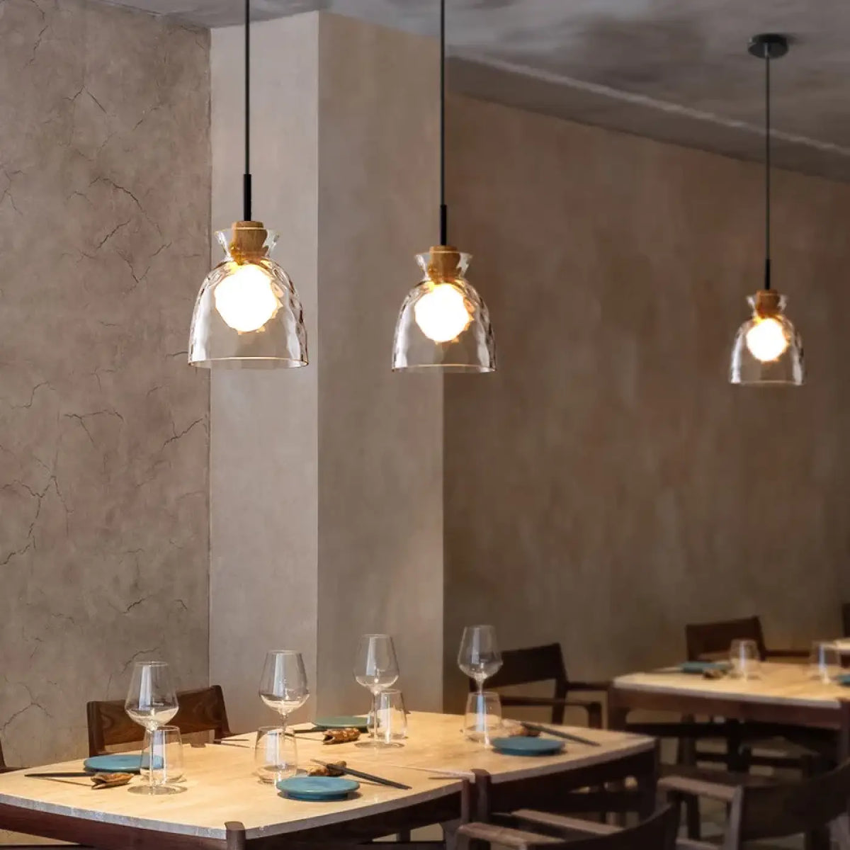 Suspension en verre soufflé et détails en bois, S, M ou L